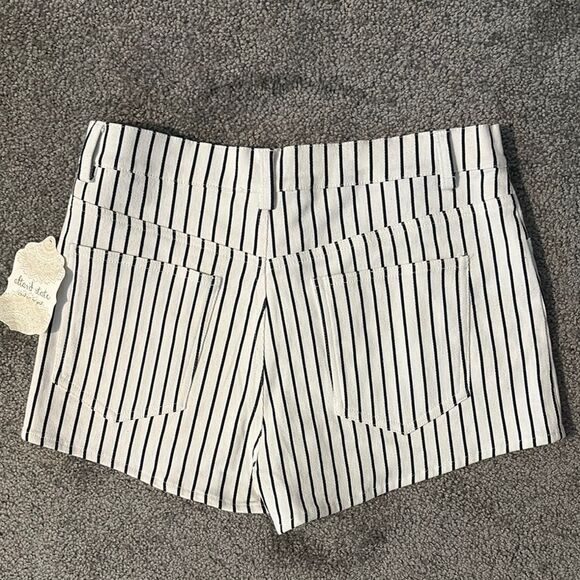 NWT Alter’d State Black and White Striped Shorts. Size 7 - Picture 4 of 8